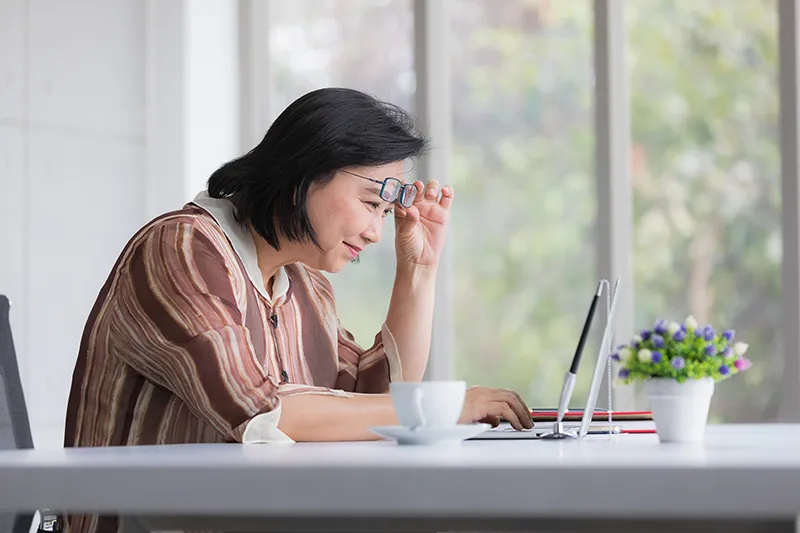 لیزیک برای پیرچشمی، امکان‌پذیر است یا نه؟